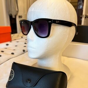Ray-Ban Wayfarer Black Sunglasses and Case